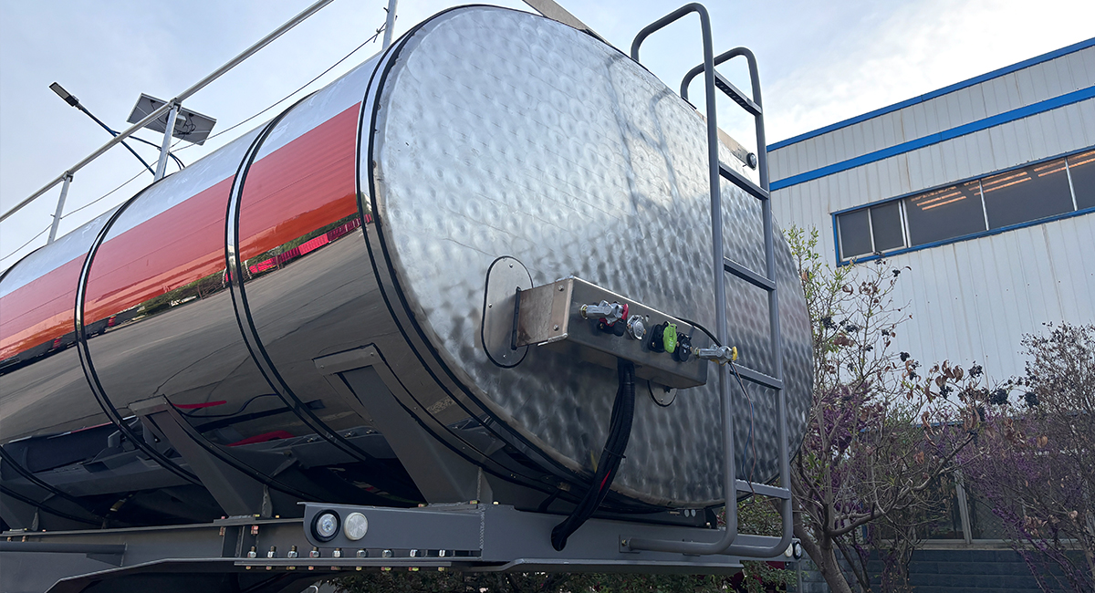 Fuel tanker trailer (6)