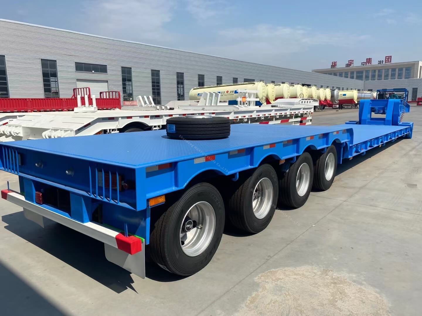 Removable Gooseneck Trailer Transporting Heavy Equipment