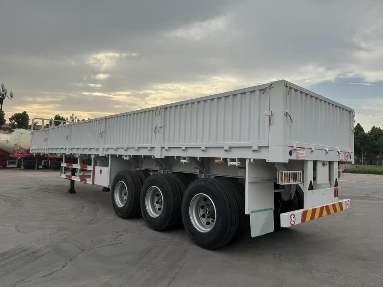 Side Wall Trailer Transporting Heavy Materials